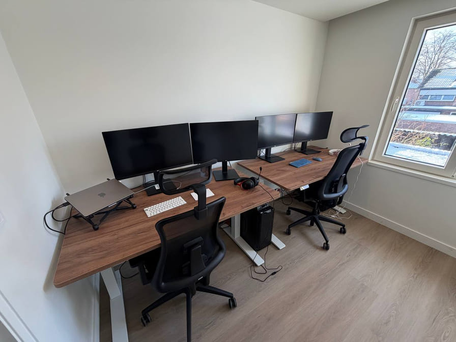 Waarom ik mijn werkplek heb vervangen voor een ergonomisch zit-sta bureau